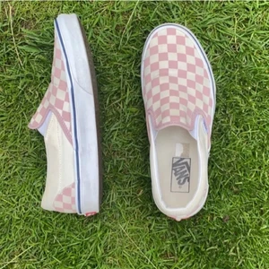Vans sneakers  - Säljer dessa coola rutiga vans! Använda fåtal gånger, bra skick. Frakt 66 kr👍🏻❤️ nypris är 600 kr
