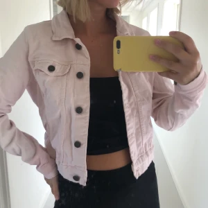 Rosa jeansjacka - Jag säljer denna fina ljusrosa jeansjackan från Vero moda i storlek S. Den är i bra skick och passar perfekt till sensommaren och hösten. Köparen står för frakten💘🤍