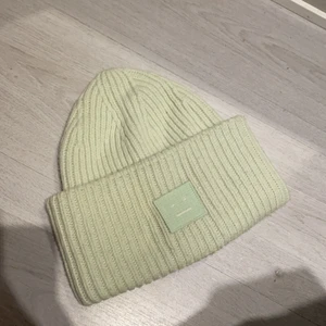 acne mössa - säljer min mintgröna acne mössa därav ingen användning för den. super bra skick! köpren står för frakt! priset kan diskuteras
