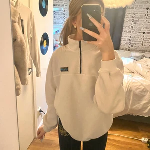 vit fleecetröja  - vit fleecetröja från junkyard, slutsåld i den färgen. ser mer vit ut i verkligheten😊 Nypris: 500kr. har varit en favorit tröja men har nu blivit hängande i garderoben, säljer för jag är i behov av pengar💕