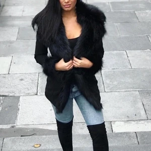 Fuskpäls kappa dennis maglic - Säljer denna kappa med fuskpäls som kostade mig 1900 kr i nypris. Mitt pris är 700 kr. Storleken är XS och kappan är i fint skick 😊