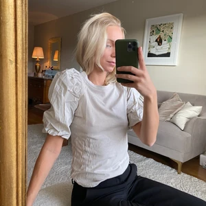 T-Shirt med puffärm - Gullig topp med puffärmar i prasseltyg. Storlek XS