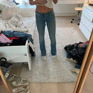 Lågmidjade jeans  - Asfina lågmidjade jeans!  Ljusblåa och lite vintage-aktiga. Lite slitage här och var men går att lösa vid eventuellt köp!