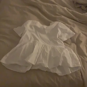 Trendig zara tröja - Säljer denna fina zara tröja som e trendig just nu, Säljer pga ja aldrig använder, Lägger ut igen då den förra som skulle köpa slutade svara❤️