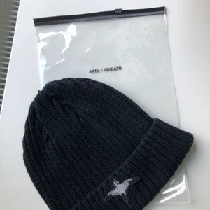 Axel Arigato - Mössa från Axel Arigato, enbart testad en gång men aldrig använd. 
