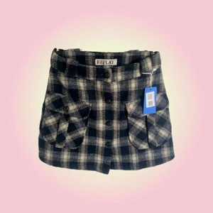 Rutig kjol från replay - sjukt fin kjol från replay köpt på sellpy perfekt nu till hösten!!<33 säljer då den tyvärr  var för liten på mig )): 