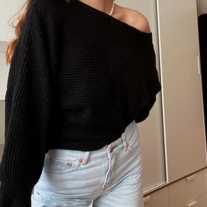 Svart stickad tröja - Riktig mysig, stickad,  one-shoulder tröja från Gina! Stl M, men passar både större och mindre storlekar beroende på vilken passform man vill ha :)