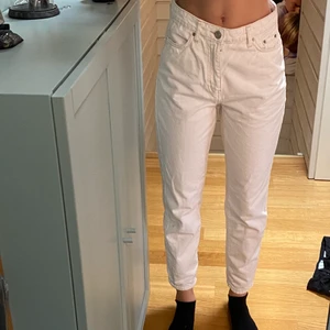 Ginatricot  storlek 34 - Jag väljer att sälja dem här eftersom dem inte är i min smak längre. Jag e runt 172 och dem passar bra utom att dem är lite för stora i midjan. Jag går med på att mötas men längst bort Stocholm,om jag ska sicka så står köparen för frakten 