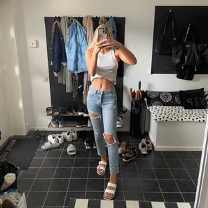 Jenas - Jättesnygga mid waist jenas från bershka i storlek 32! 🤎🖤 