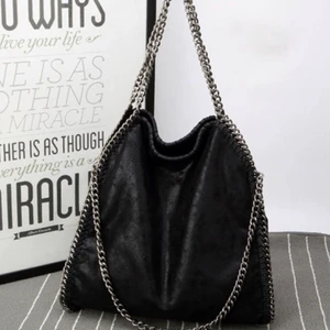 Pricilla väska - Säljer denna super fina väska, har endast använt 1 gång är i bra skick, köpt för 500kr❤️❤️