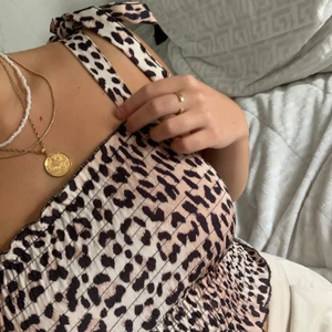 Söt topp - Skitsöt topp i leopard mönster. Band som knyts ovanför axlarna för snygg detalj. Storlek S. Passar även XS. Ursprungligen från Ginatricot och i superbra skick. Frakt: 24kr 🐆💛🤎