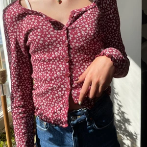 Blommig kofta - Sitter fint och är väldigt skön!! Säljs för att den inte kommer till användning:(