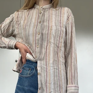 Skjorta i mjuka färger - En randig skjorta som ger mig lite Astrid Lindgren-känsla. Den behöver en ny ägare, kanske är det du? 😍