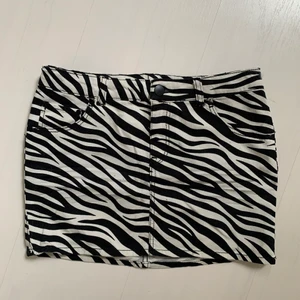Kjol - Fin zebra mönstrad kjol i jeansmaterial🖤🤍