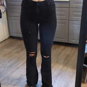 Säljer mina snygga Botcut jeans med hål, från Gina i storlek Xs. Jag är 160 cm. Säljer då jag knappt använder dom. Köparen står för frakten. ❤
