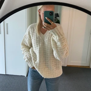 Vit stickad tröja - Jätteskön och varm stickad tröja💕Köpt second hand och står ingen storlek, men den sitter oversized på mig som är runt storlek S så skulle säga att den passar alla från XS-XL beroende på hur man vill att den ska sitta. Perfekt mysig tröja till hösten/vintern.
