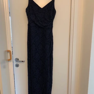 Lång klänning  - Fest klänning med slits, använt en gång. Marin blå, glittrig 