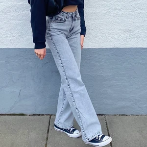 gråa jeans - Gråa jeans med perfekt passform! Storlek W-XS L-32. Använda en gång, köpare står för frakten. 