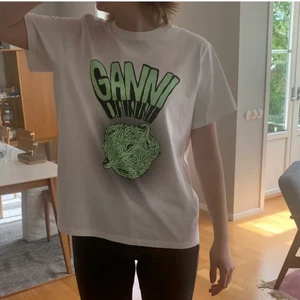 Ganni T-shirt - Så fin, använd max 5 ggr💫💫  om många är intresserade kommer bud gälla