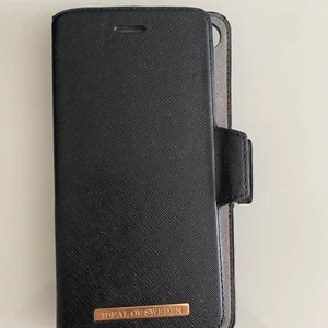 iPhone 8+ - Säljer ett iPhone 8 Plus ideal of Sweden mobilskal som jag inte använder längre då jag har köpt en ny mobil. Det är ett magnetskal och passar till ideal of Sweden skal. Bra skal med kortfack. Knappt använt. OBS! Själva mobilskalet som man har på mobilen ingår inte (hittar ej). Avtagbart. Nypris 399kr.