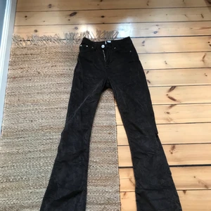 Storlek 24 - Säljer dessa super snygga bruna manchester byxorna från Urban Outfitters. Dom är flaird och highwaisted. Jag köpte dom för 599 och säljer dom för 300.❤️