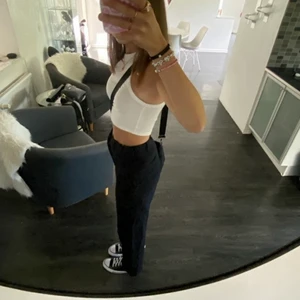 Lågmidjade byxor  - INTRESSEKOLL ⚡️⚡️ Funderar på att sälja mina lågmidjade kostymbyxor eftersom de inte kommer så mycket till användning. Storleken är oklar men sitter fint på mig som brukar ha S i byxor och är 167 lång 💕 Om någon är intresserad så är det bara att skriva :) 