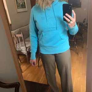 Adidas hoodie  - Blå adidashoodie köpt second hand. Använd en gång. Säljer pga inte min stil längre och för liten, köparen står för frakt💙