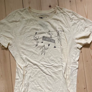 Dedicated t-shirt  - Rolig T-shirt från dedicated:)