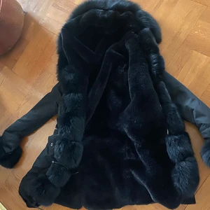 Svart päls jacka  - Säljer min pälsjacka nu från garoff original pris är 5999 kr använd få gången och köpt för 1 år sedan 