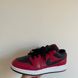 Nike Air Jordans 1 low - Helt nya jordans 1 Low, endast använda en gång. Säljer pga för stora. Strlk: 38,5. Köparen står för frakt, kvitto finns. 🌸