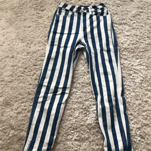 Randiga jeans från hollister - Fina randiga jeans som är från hollister i gott skick. Säljer pga garderobsrensning 😊
