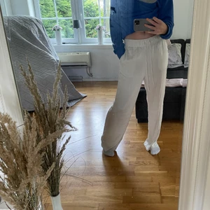 Linnebyxor  - Säljer mina ”linnebyxor” från hm som är i 100% polyester. Storlek M.                                                      Om fler är intresserade blir det budgivning elr köp direkt för 300💕💕.  BUD NU : 160