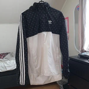 adidas windbreaker , regnjacka  - Storlek xs funkar på s också, använd 1 gång
