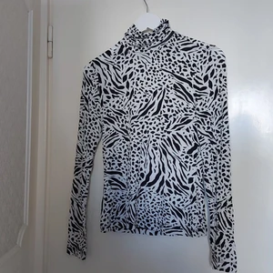Tröja med print, strl: S - Långärmad tröja, knappast haft på mig, storlek: S, lite genomskinlig men ser snyggt men linne över, pris kan diskuteras