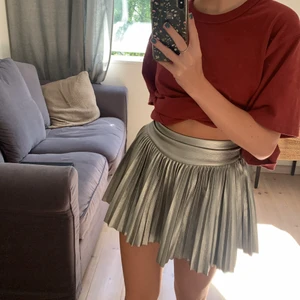 Zara kjol - Kjol från zara endast använd några gånger och därav felfri. Storleken är 10 på barnavdelningen men den passar mig som i vanliga fall har S i storlek☺️ slutsåld