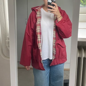 Röd höst/regnjacka - En jacka jag köpt på secondhand med regnjacke-material. Skön med stora fickor och ett snyggt innertyg. Från märket Misty Harbour. För referens är jag är 1,73 cm lång, har 40 i byxor och s/m topp✨