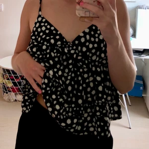 Volang topp! - Supersöt volangtopp med prickigt mönster!🤍 Man knyter toppen i axlarna! Storlek Small men passar även XS och medium eftersom att man kan justera banden själv! Nypris: 129:- helt oanvänd🤍