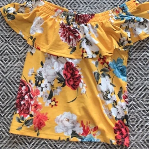 En blommig tröja - En blommig tröja som använts några gånger 