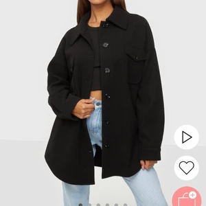 Shacket - Från Nelly, passar 32-36 då den är väldigt oversized. Bra skick, den är dock lite noppig men inget som förstör. Slutsåld på hemsidan!!🪐 