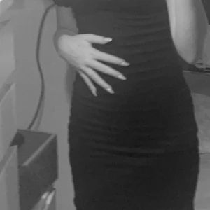 Klänning från hm - Nu säljer jag denna super sköna tajta klänning från hm. Den är svart och har en rosa fjäril ovanför bröstet. Den kommer inte till användning drf att det inte riktigt är min stil längre. Skriv till mej om ni har frågor eller om ni vill se flera bilder. Säljer för 65kr o sen får ni buda uppåt. Minst 10kr per bud. ❤️❤️👍🏼