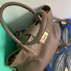 Jimmy Choo Leather Bag Tote  - Beige handväska från Jimmy Choo! Då dustbag och kvitto inte kan medkomma säljs den billigt. Använt skick. 3 stora fack inne i väskan plus ett litet