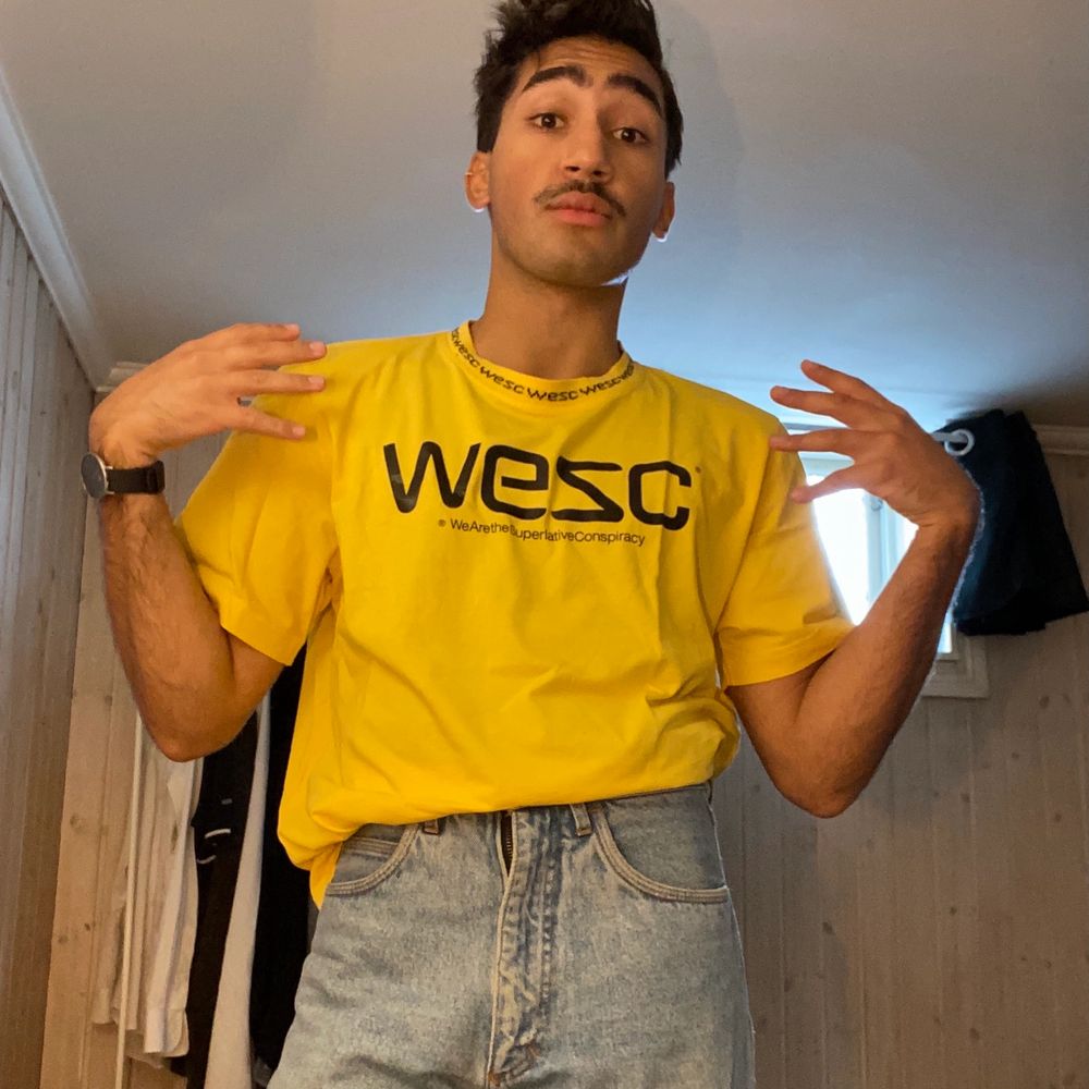 Cool gul WESC tröja med trevlig halvkrage. Köptes på WESC för 600:-,. Tröjor & Koftor.