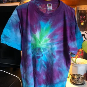 Asfet tie dye tröja!! - Riktigt fet tie dye tröja köpt i PopBoutique Malmö! Sitter som Storlek L-Xl men mer som en XL! Perfekt skick, inga problem (: Står ej för frakt eller postens slarv. Inga returer! Möts i Malmö och tar Swish (: