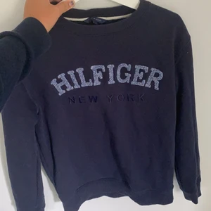 Sweatshirt från Tommy Hilfiger💙💙 - Skit snygg sweatshirt med en härlig djup blå färg💙💙🌟