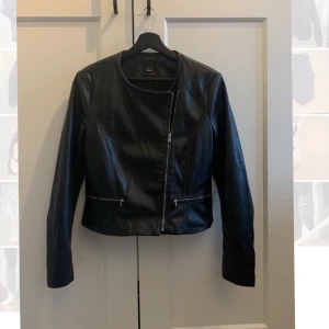 ZARA skinnjacka, som NY!  - Knappt använd skinnjacka från Zara, mycket fint skick, storlek M mer som S 