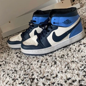 JORDANS  -  Ett par skitsnygga Jordans som tyvärr lite försmå. Använt tre gånger på sommaren. BUDA görna ❤️Hör av er om fråger. Dom är i storlek 40 men jag har 39 så passar 39.