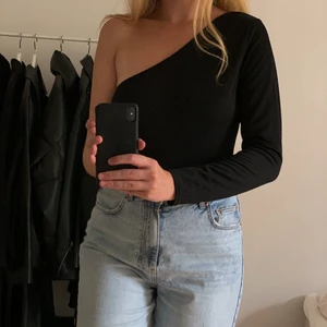 Bodysuit  - Bodysuit i storlek L från Prettylittlething. Helt ny och prislapp sitter kvar på! Säljer för 100kr 🖤