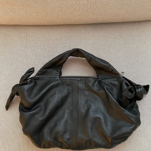 Svart väska  - Fin svart väska men knyt detaljer. 