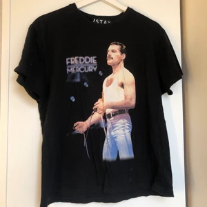 carlings T-shirt stl XS - Knappt använd och är därmed i super bra skick. Skulle säga att den är lite oversized i modellen så den sitter inte tajt på mig som brukar ha S/M💗 frakten står du för (40kr) 🥰