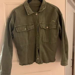 Vårjacka, Militärgrön  - Militärgrönt jacka från Lacoste, strl M 